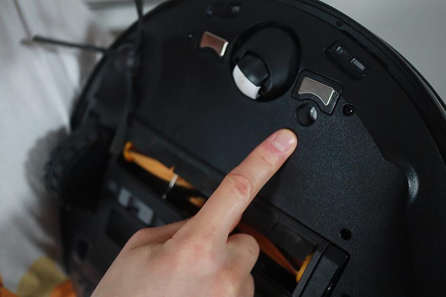 Ein Finger zeigt auf den Teppicherkennungssensor des Yeedi Vac Max